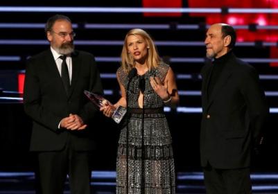 Danes accepts the award for favorite premium cable TV show with "Homeland" co-stars Patinkin and Abraham at the People's Choice Awards 2016 in Los Angeles